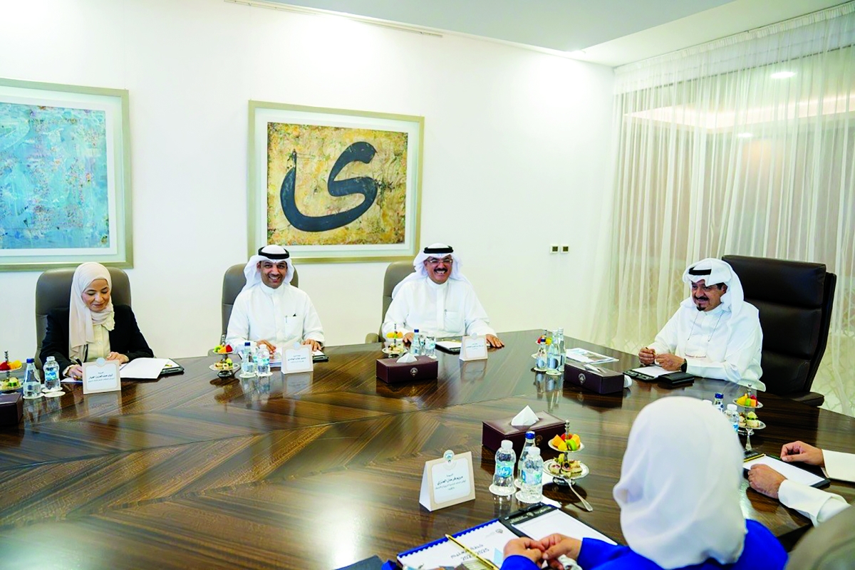 


العبدالله خلال الاجتماع مع وزير التربية 