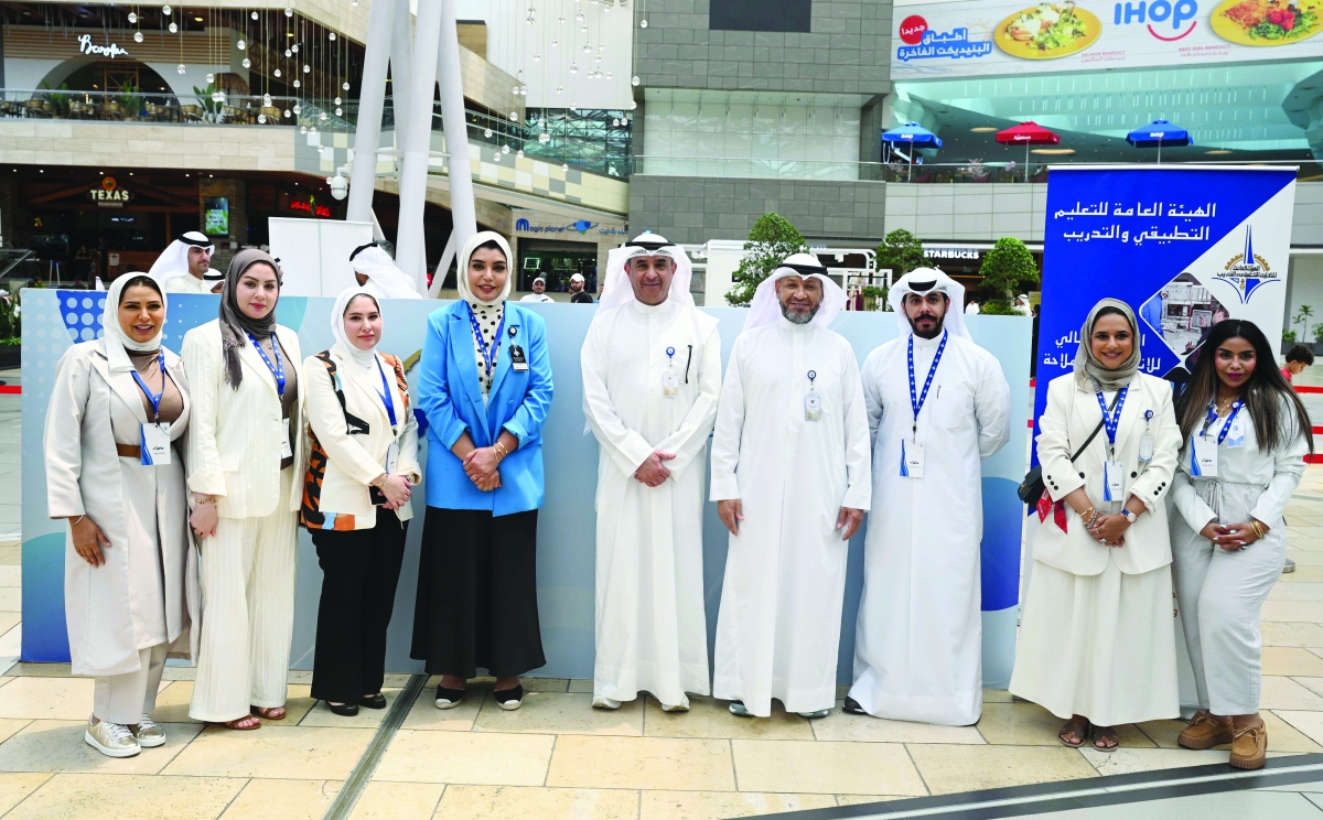 مدير «التطبيقي» يتوسط القائمين على الحملة