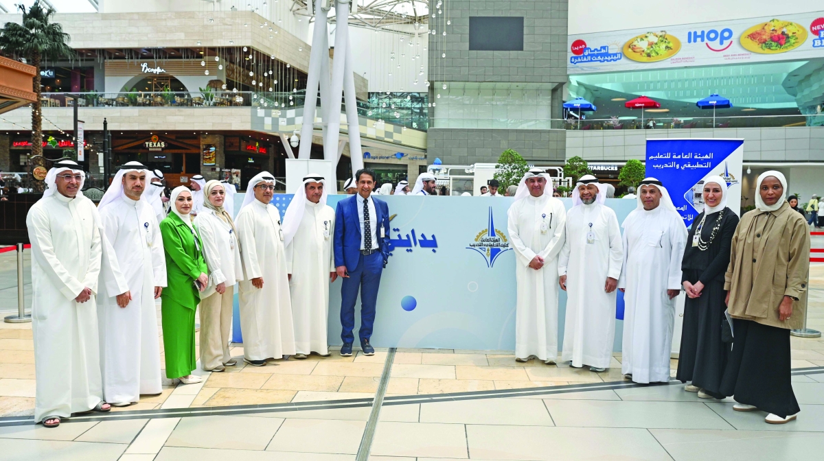 مسؤولو التطبيقي في صورة جماعية خلال حملة «بدايتي صح»