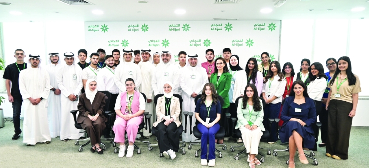 قياديو البنك مع الطلبة المشاركين في البرنامج