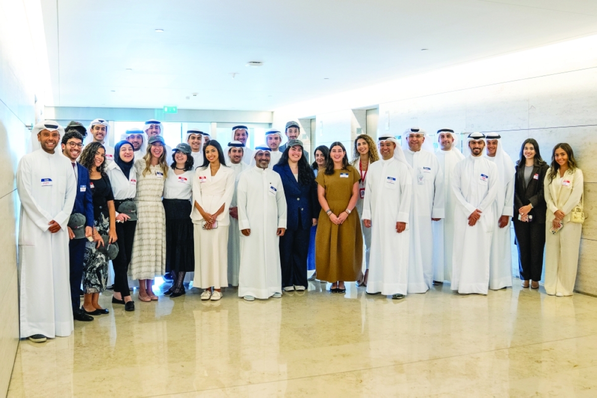 العوضي والبدر مع فريق العمل والمتدربين