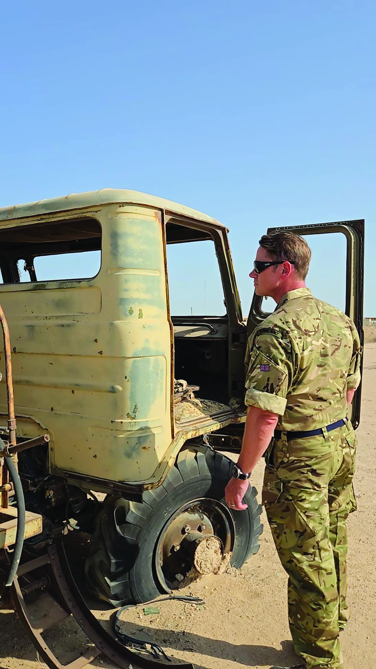 


أمام إحدى المركبات العسكرية العراقية 