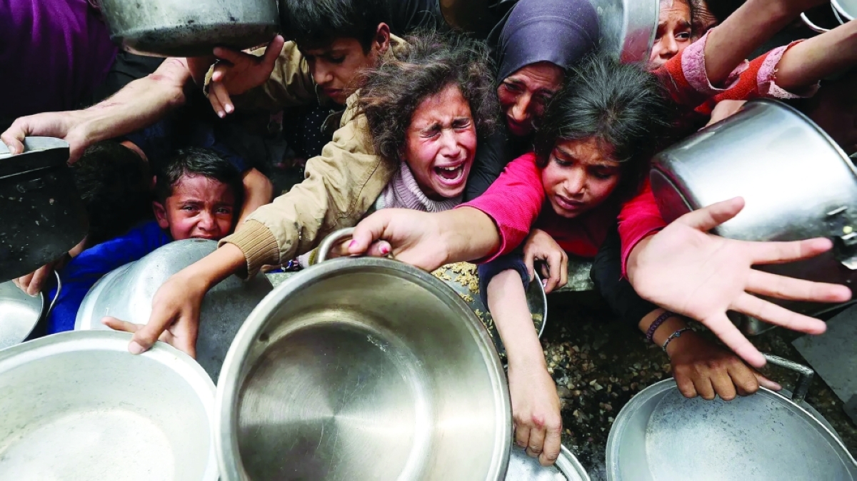 أطفال غزة يعانون يومياً للحصول على طعام 