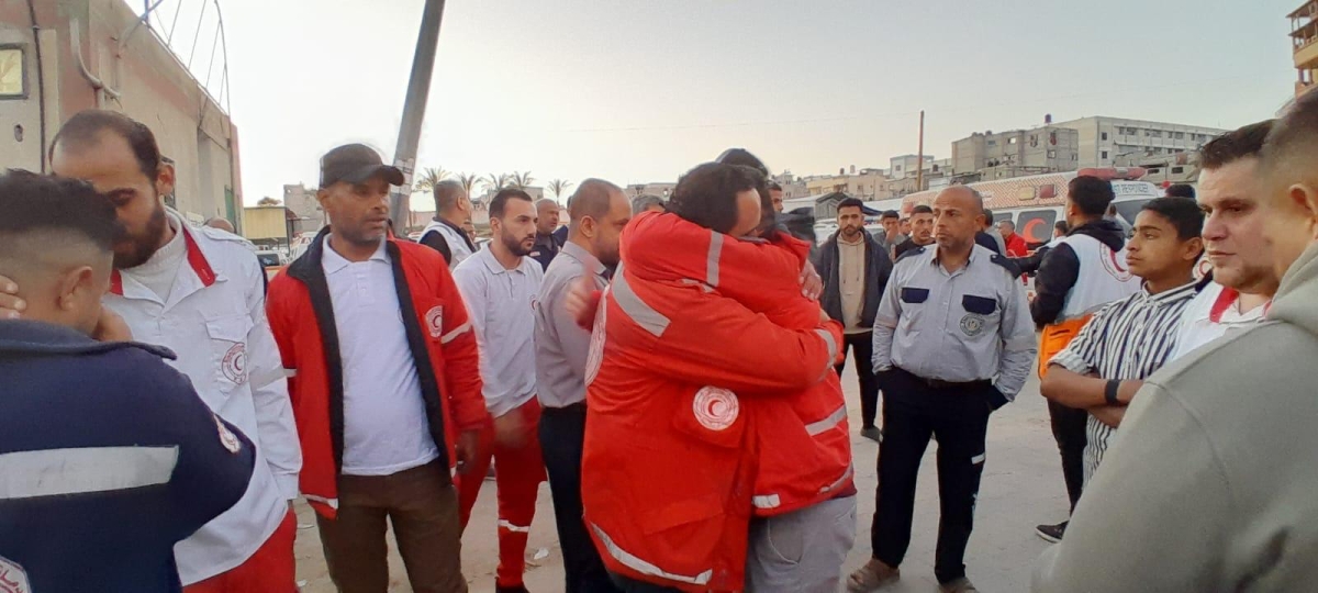 عناصر من الهلال الأحمر الفلسطيني أمام مستشفى في غزة