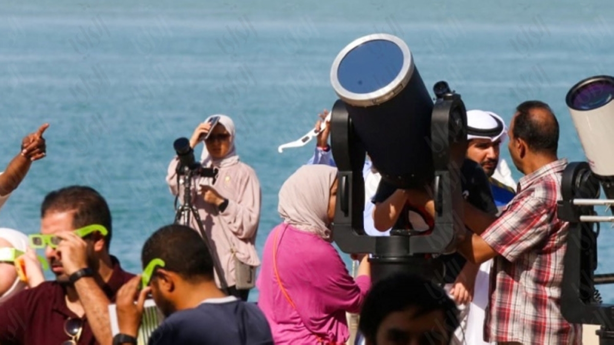 متابعة الكسوف من باحثين مرصد النادي العلمي (أرشيفية)
