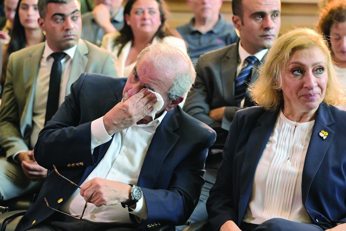 سلام يمسح دموعه خلال جلسة حوارية ناقشت تداعيات «بيروتشيما» 