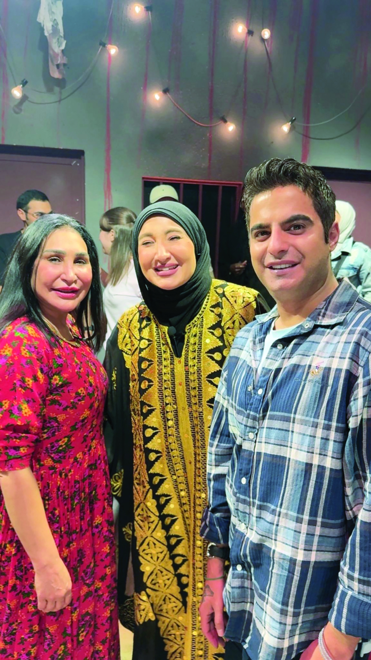 


الزميل حمود العنزي مع سماح وأحلام حسن 