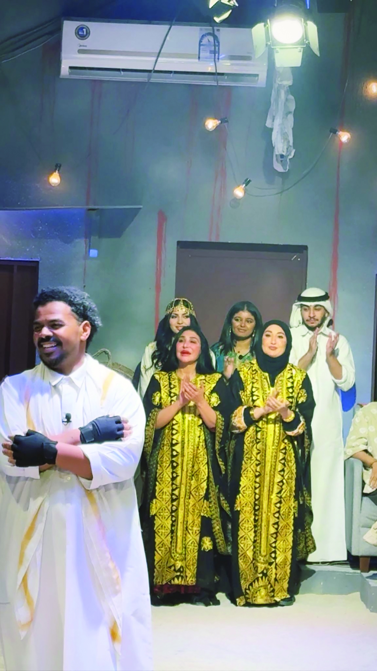 


من العرض المسرحي 