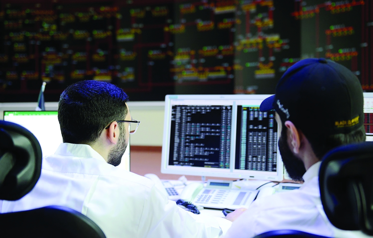 العاملون في برج التحكم يتابعون الأحمال الكهربائية