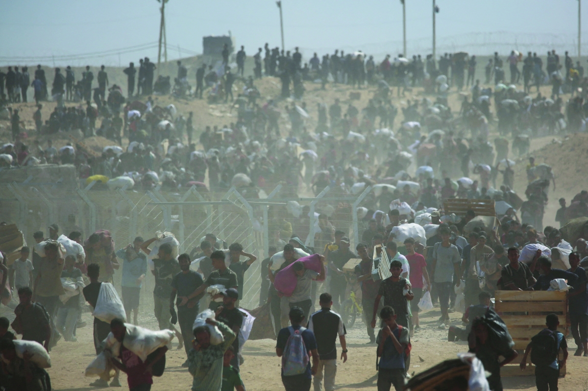 إسرائيل وضعت الفلسطينيين بين خياري الموت جوعاً أو بالرصاص في غزة (رويترز)