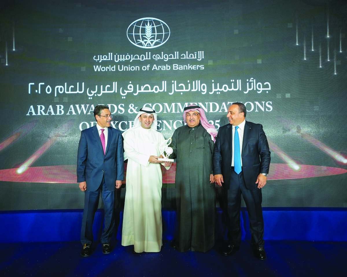 


الشعلان خلال تسلمه الجائزة 