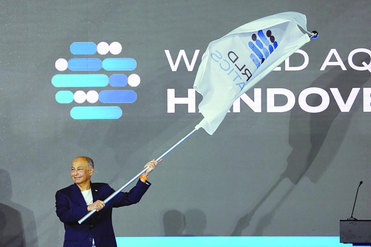 


حسين المسلم حاملاً علم البطولة 