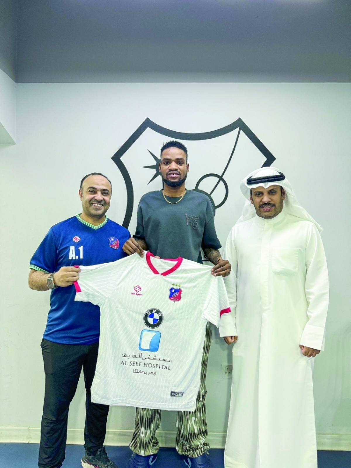 عادل عقلة مقدماً قميص «الكويت» إلى باكا               	          (المركز الإعلامي) 