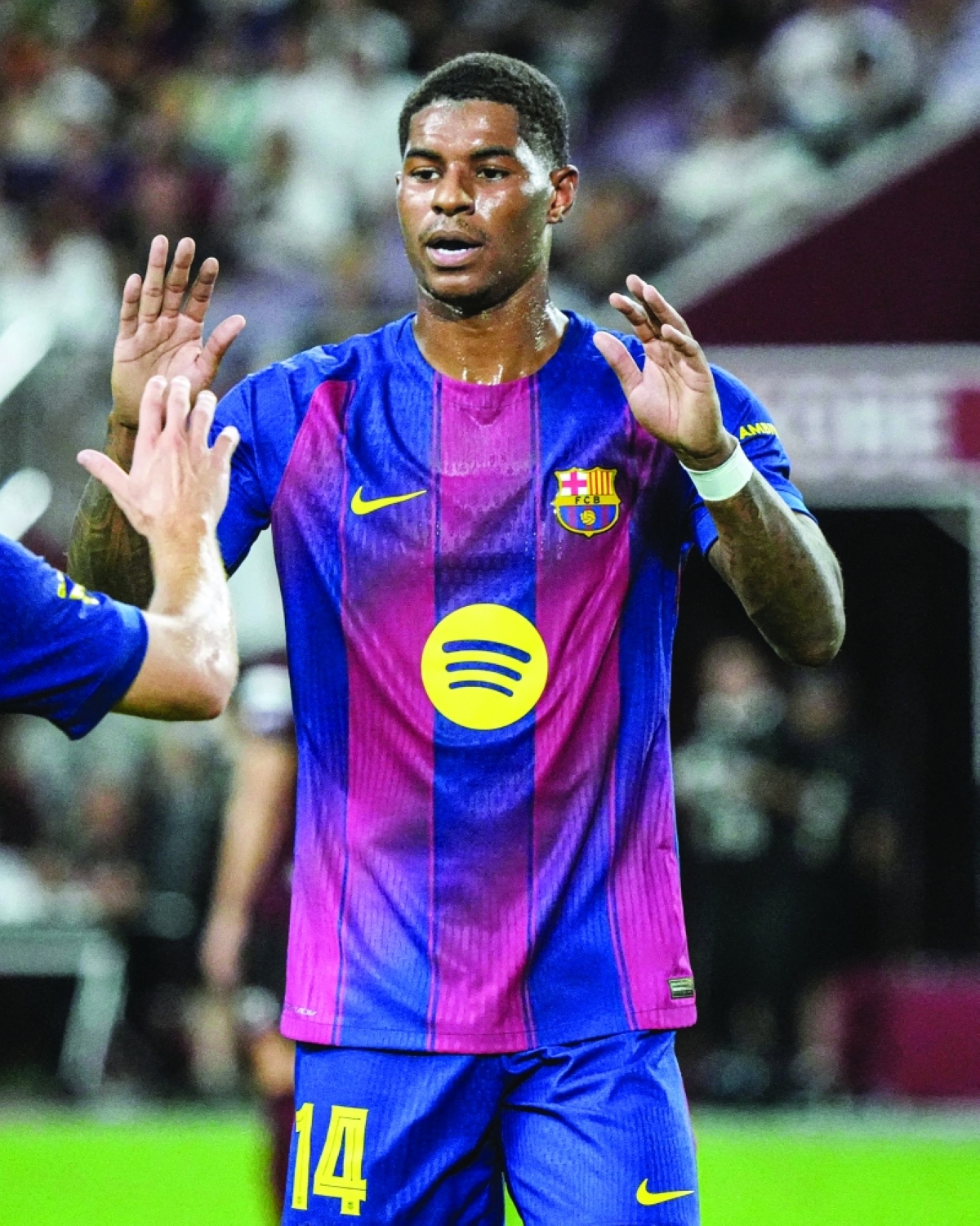 ماركوس راشفورد محتفلاً بهدفه الأول مع برشلونة 