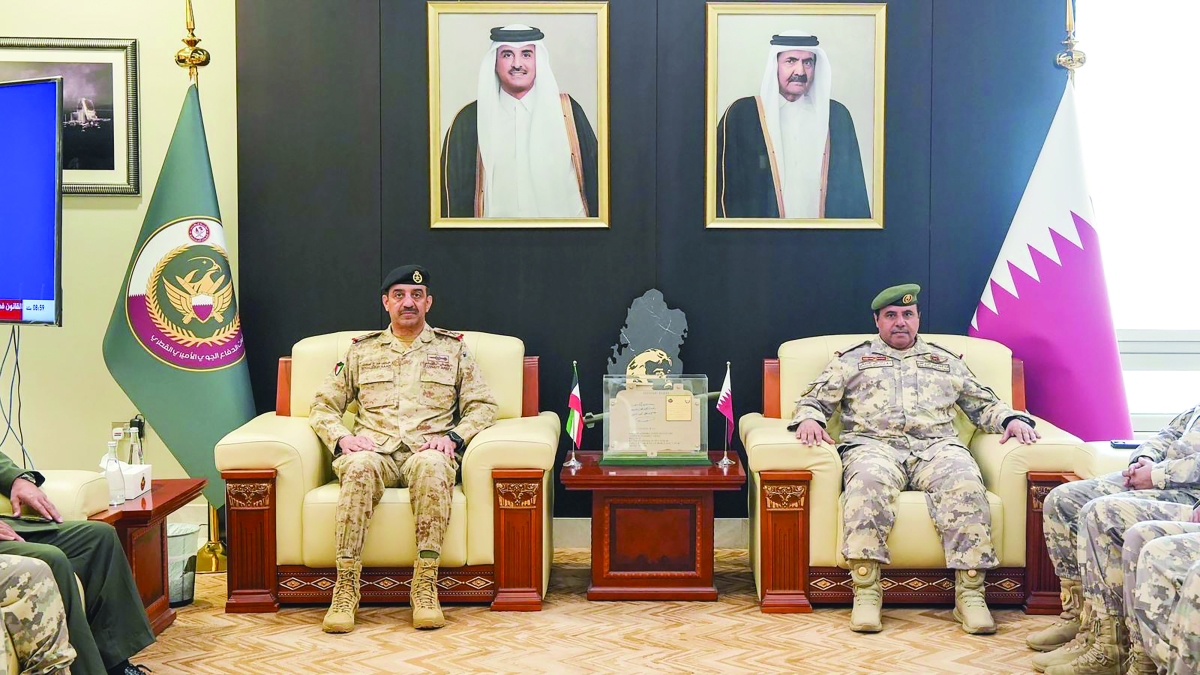 اللواء الشريعان مع قائد قوات الدفاع الجوي الأميري القطري 