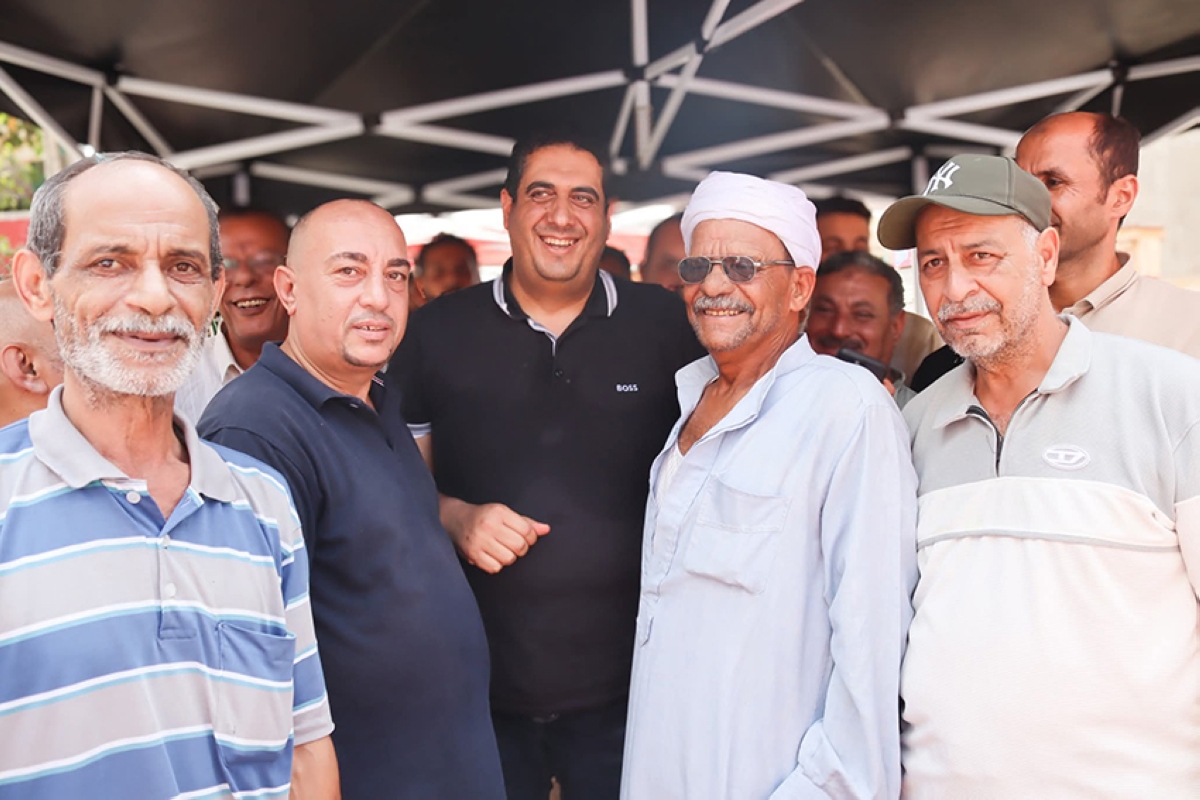 مصريون أمام إحدى لجان الاقتراع