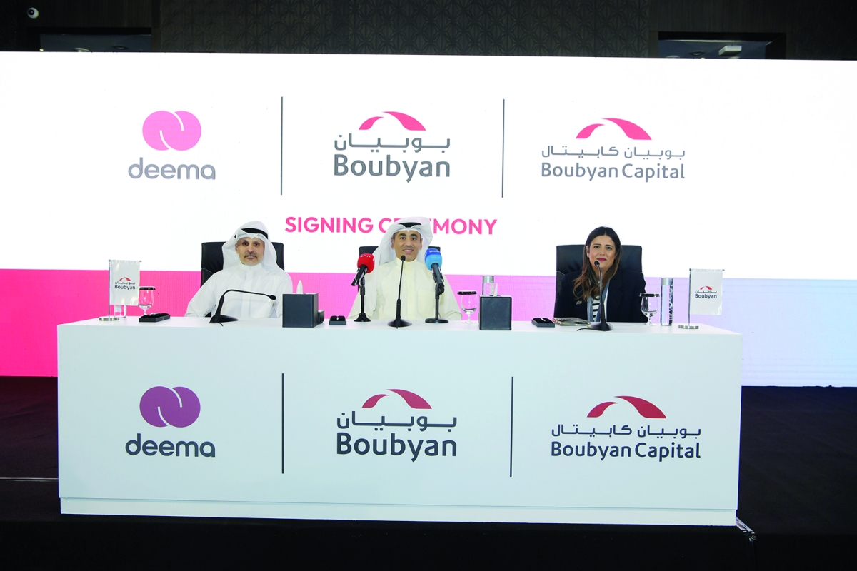  التويجري يتوسط الحميضي والغانم للإعلان عن الشراكة