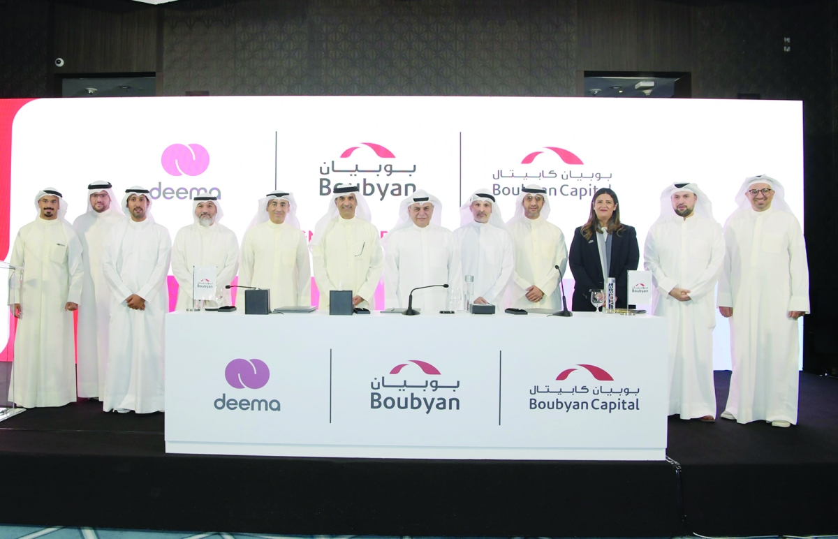 الماجد والتويجري يتوسطان مسؤولي «بوبيان» و«ديمة الكويت» في لقطة جماعية
