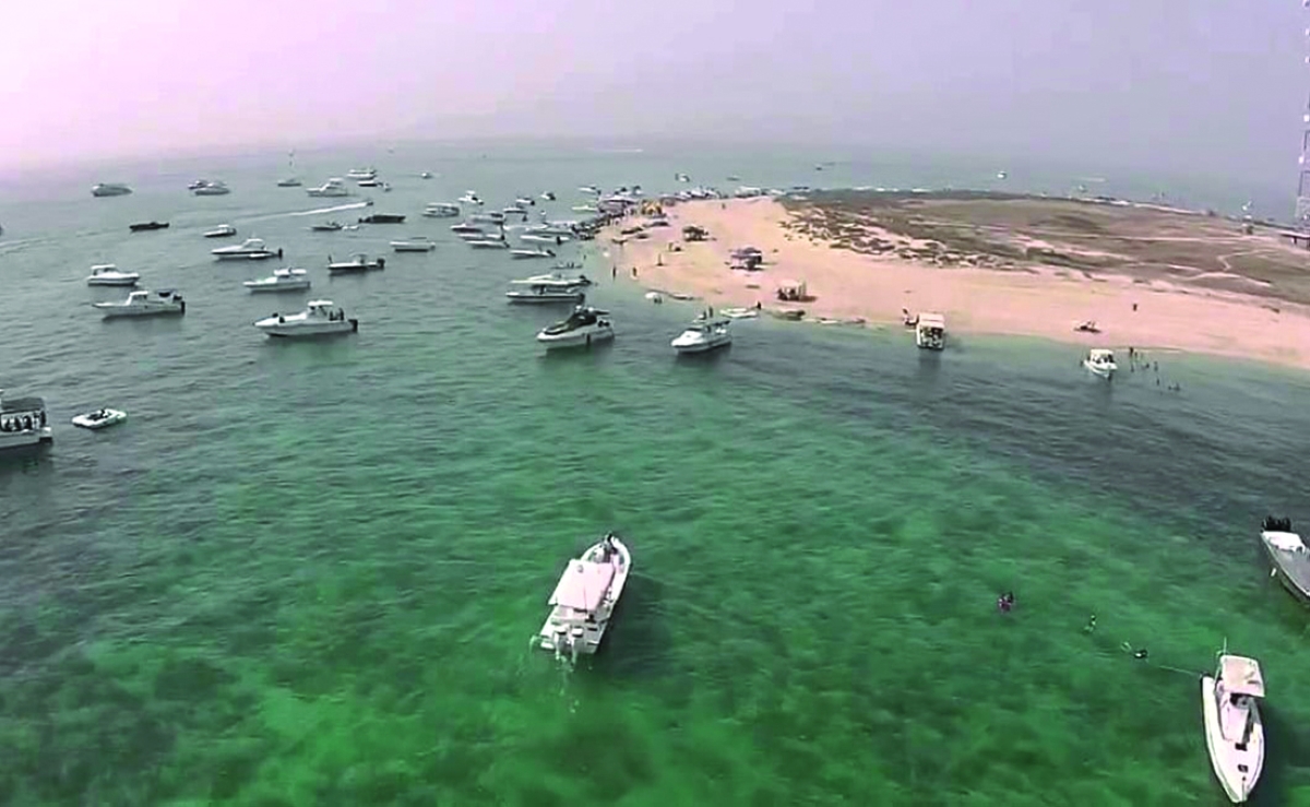 


سياح يتوافدون على الجزيرة	 (أرشيفية) 