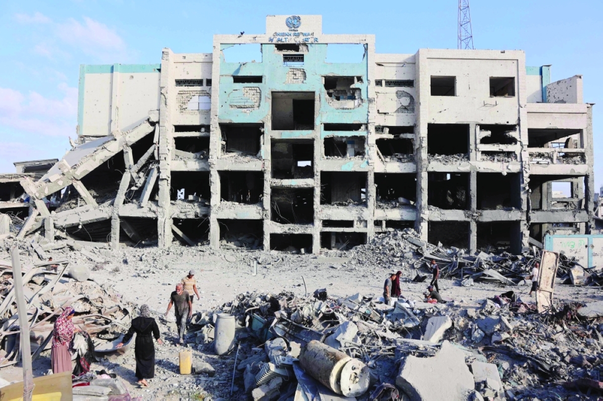 فلسطينيون يسيرون وسط الركام جنوب غزة (أ ف ب) 