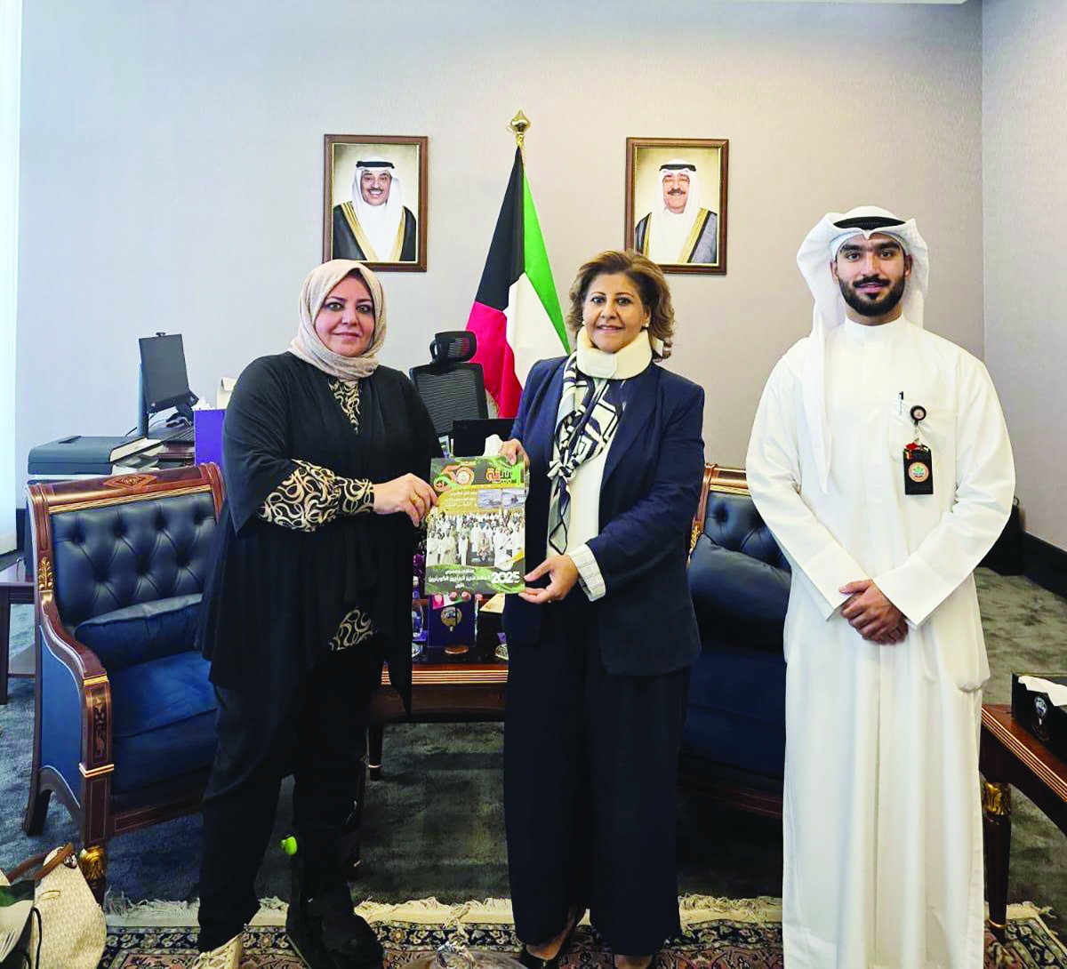 الدعيج تتسلّم من العقاب إصدارات بيئية خلال اللقاء