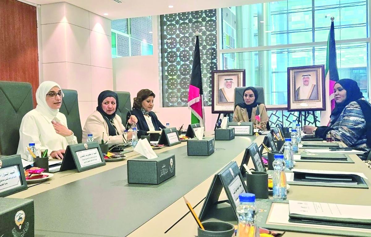 


وزيرة الشؤون مترئسة اجتماع اللجنة 