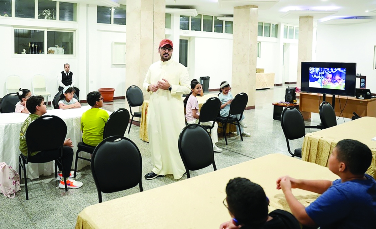 


المدرب سالم الكندري يشرح للأطفال خلال الورشة 