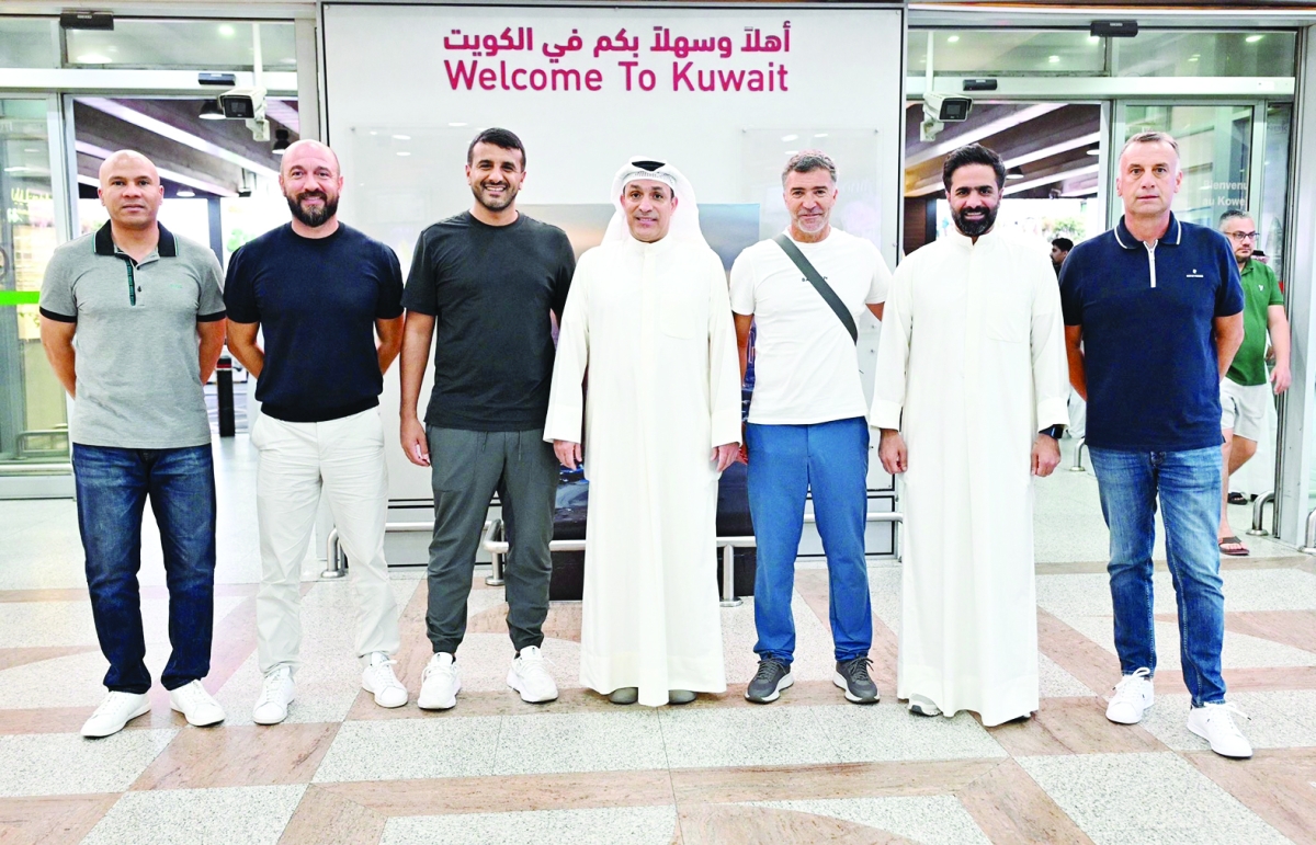 


أسامة وسوزا يتوسطان الجهازين الاداري والفني لمنتخب الكويت 