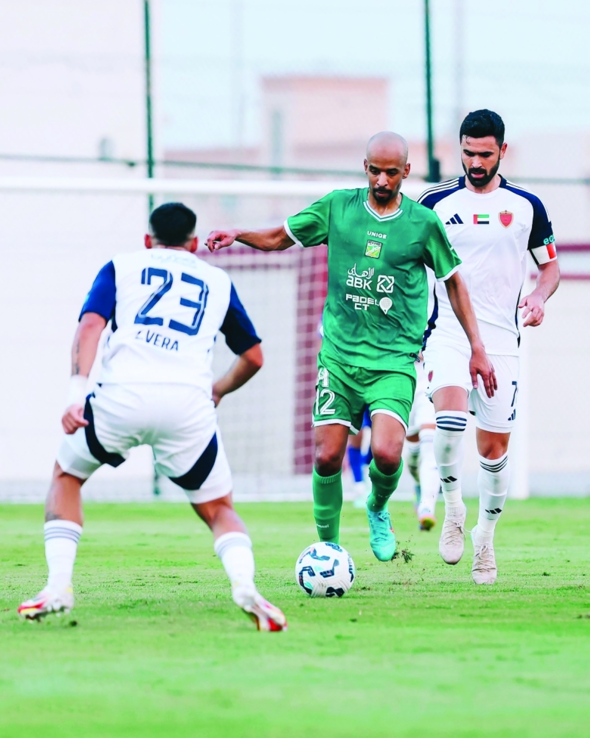 حمد حربي يمر بالكرة ومتابعة من لاعب الوحدة عمر خريبين (المركز الاعلامي)