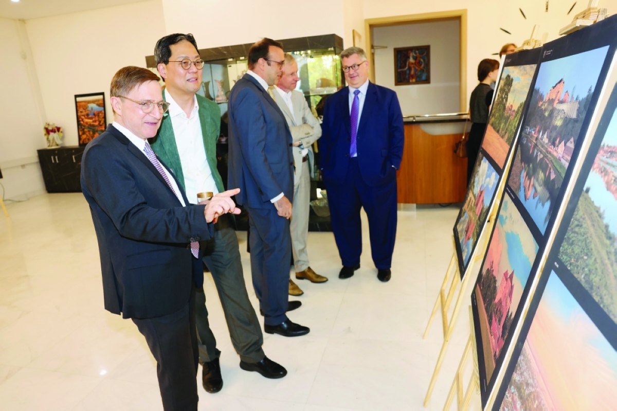 سفيرا ألمانيا وكوريا أمام إحدى اللوحات الفنية