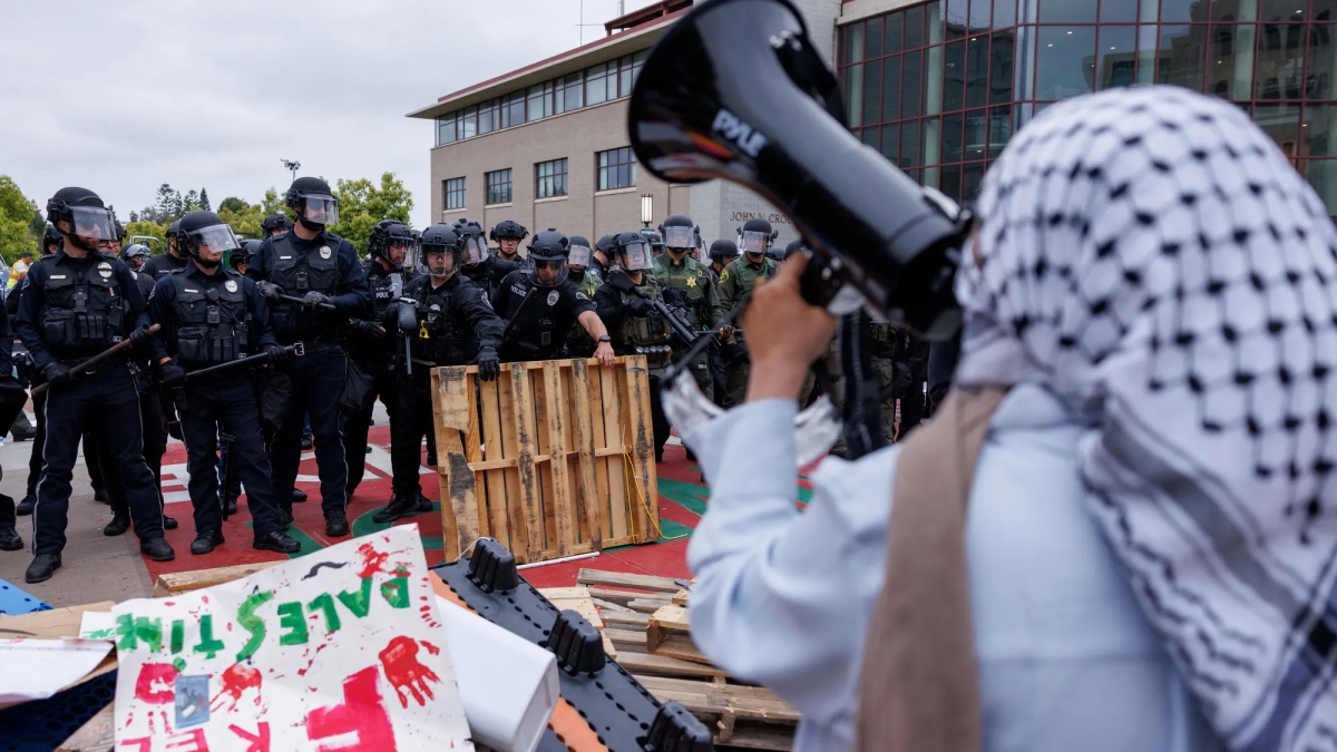 عناصر الشرطة يتصدون لمؤيدين لفلسطين في جامعة كاليفورنيا (أرشيفية)