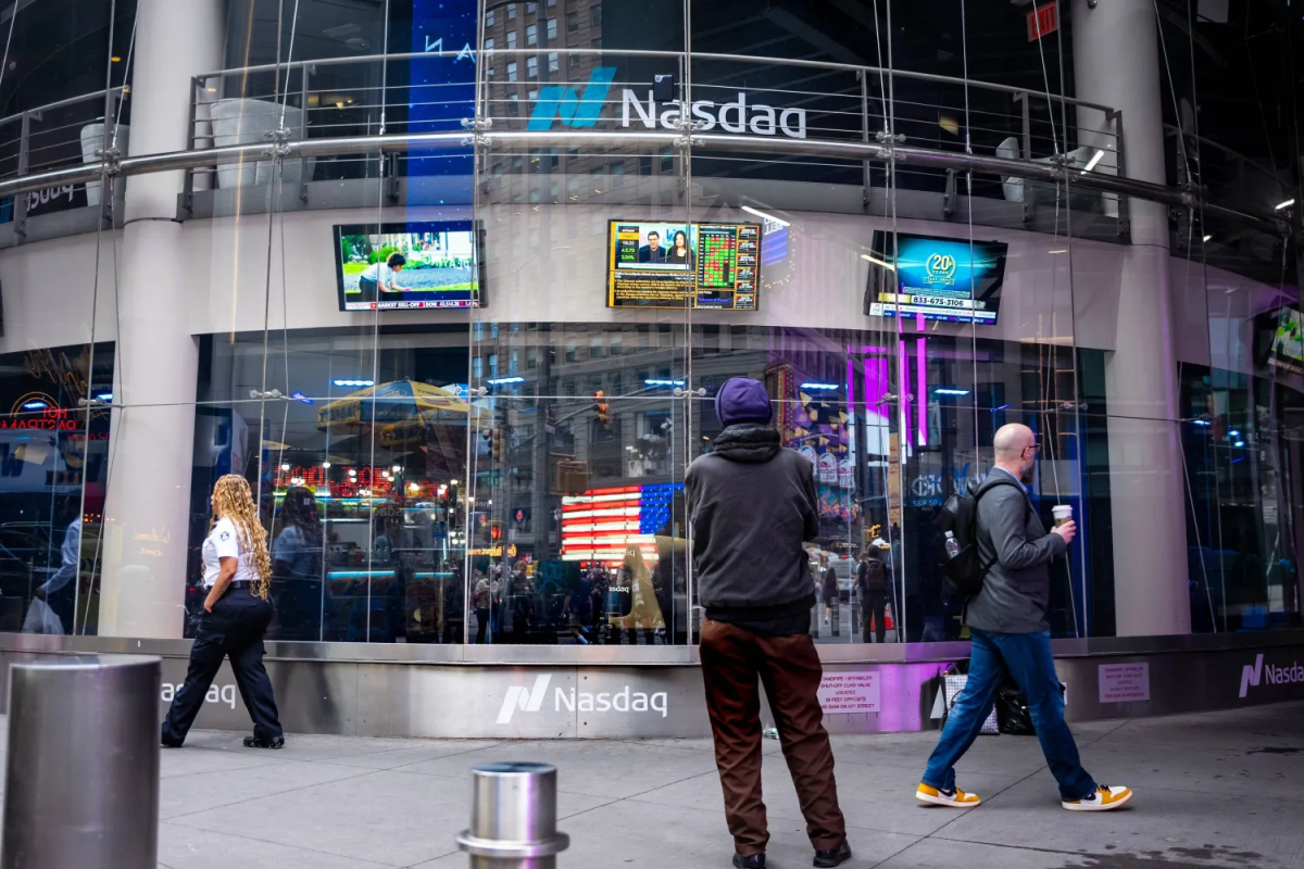 أشخاص يسيرون في ساحة تايمز سكوير
