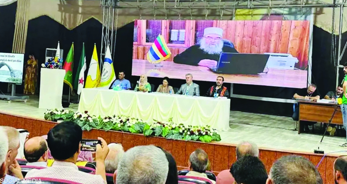 الهجري متحدثاً عبر شاشة في مؤتمر الحسكة