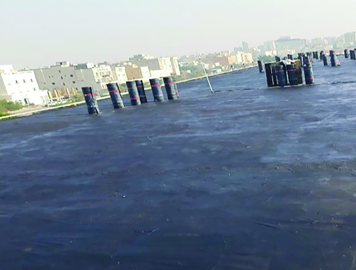 


جانب من عمليات عزل سطح مدرسة بالفروانية 