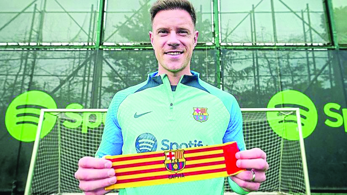 


تير شتيغن حاملاً شارة القيادة 