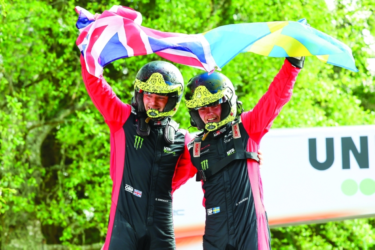 سائقا «تويوتا جازو» سولبرغ وإدموندسون يحتفلان بالفوز 