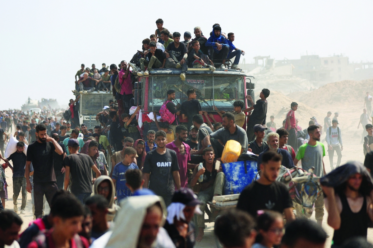 فلسطينيون يعتلون شاحنة مساعدات في بيت لاهيا (رويترز)