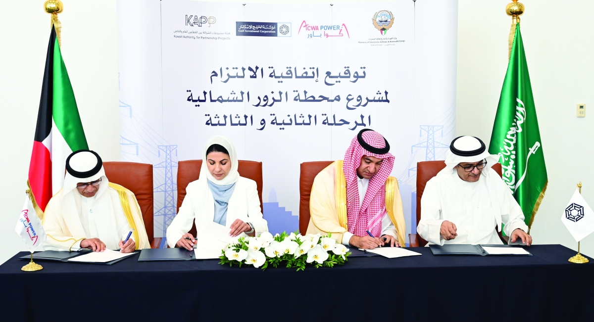 


مسؤولو الجانبين يوقّعون عقد المشروع         	                (تصوير سعود سالم) 