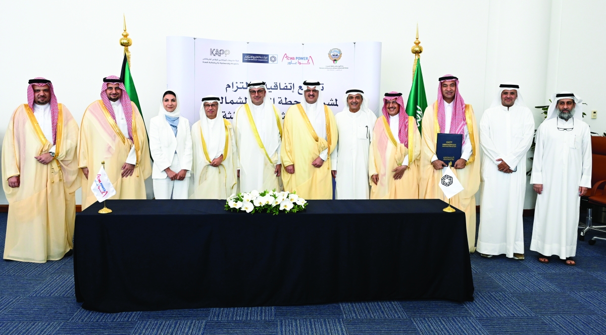 


صورة جماعية بعد توقيع  العقد 