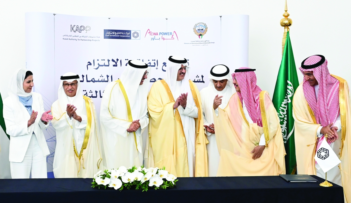 


الوزير المخيزيم والسفير السعودي وطرفا الاتفاق يحتفلون بتوقيع العقد 