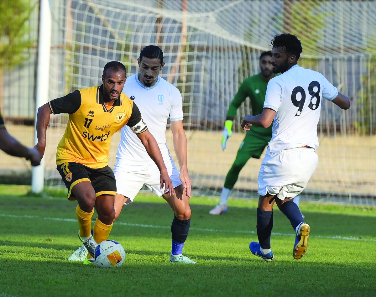 


قائد القادسية بدر المطوع محاصراً بين لاعبي الأخدود	(المركز الاعلامي) 