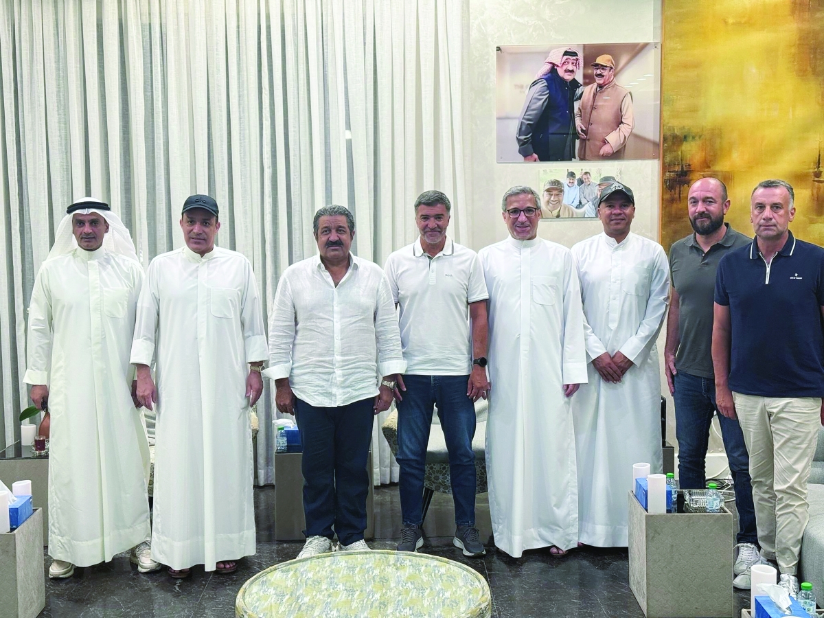 


اليوسف متوسطاً الجهاز الفني لـ «الأزرق» وأعضاء الاتحاد 