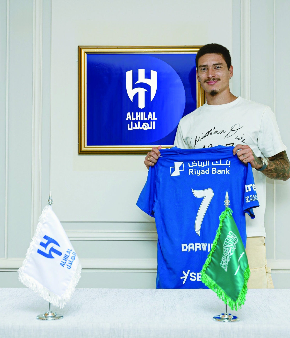 نونيز حاملاً قميص الهلال بعد التوقيع
