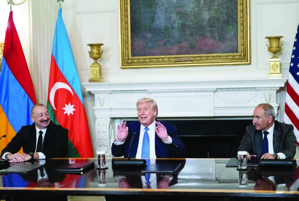 ترامب متوسطاً باشينيان وعلييف في البيت الأبيض (أ ف ب) 