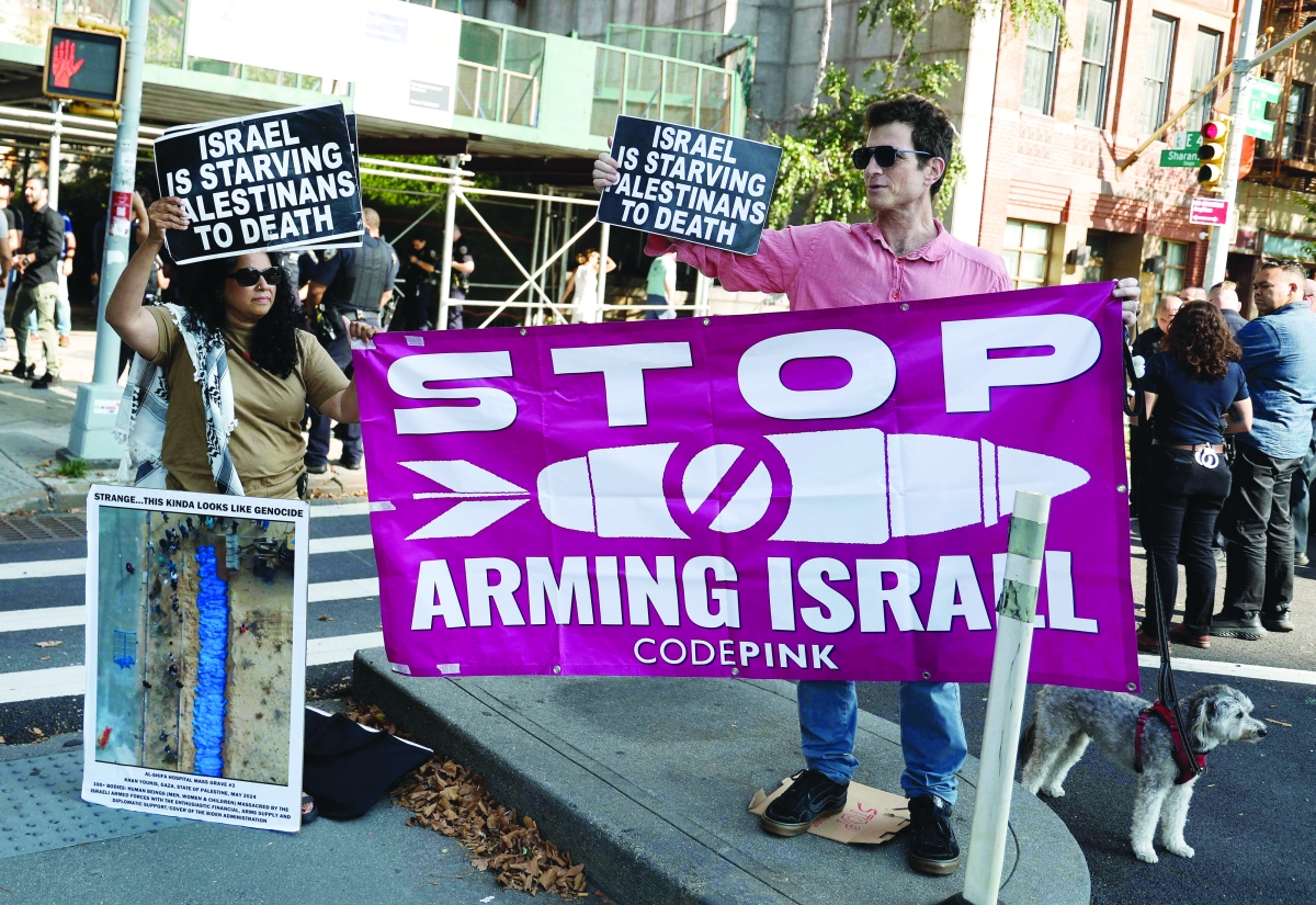 


احتجاجات داعمة للفلسطينيين قرب مقر الأمم المتحدة في نيويورك	 (أ ف ب) 