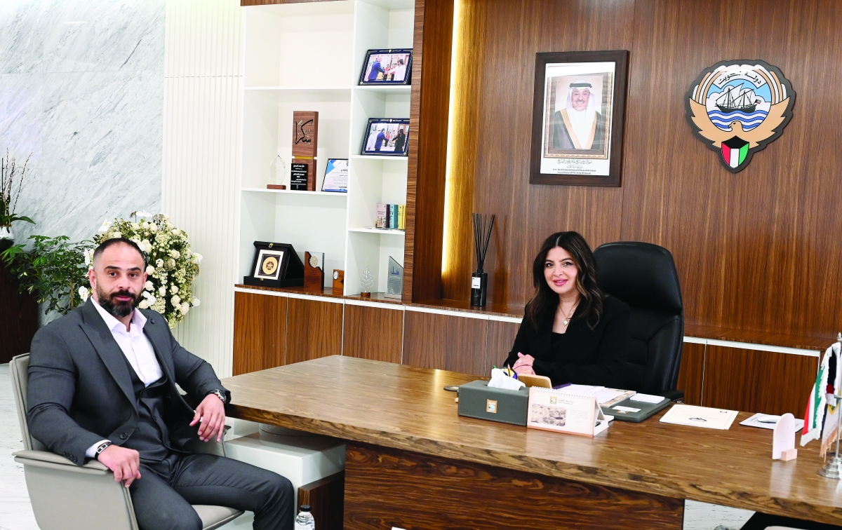 


المهندسة منال العصفور والزميل محمد أنور	  