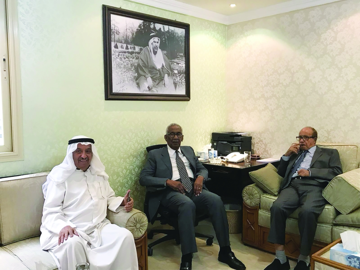 


النفيسي مع الراحلين أحمد الخطيب وعبدالله النيباري 