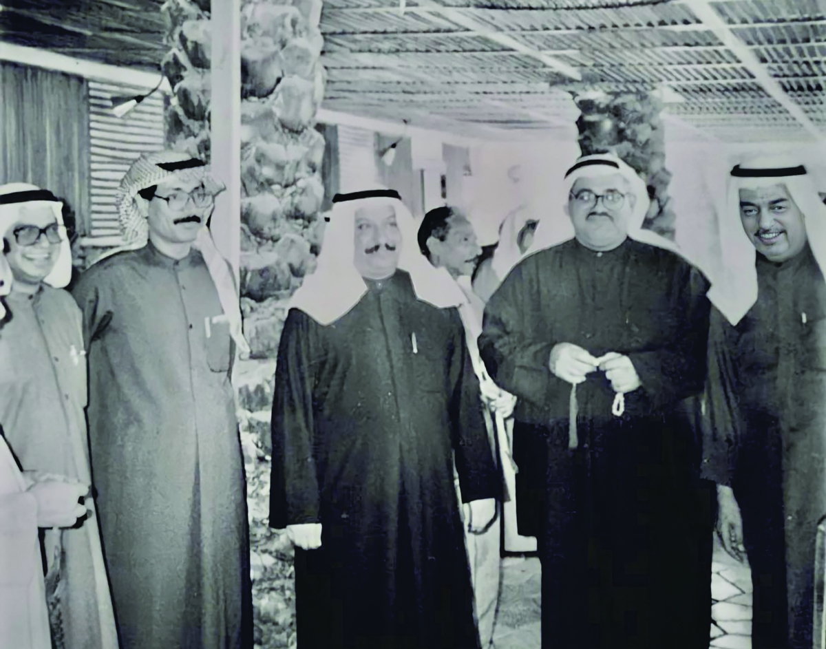 


الراحل النفيسي متوسطاً أحمد الديين وسامي المنيس وعبدالله النيباري 