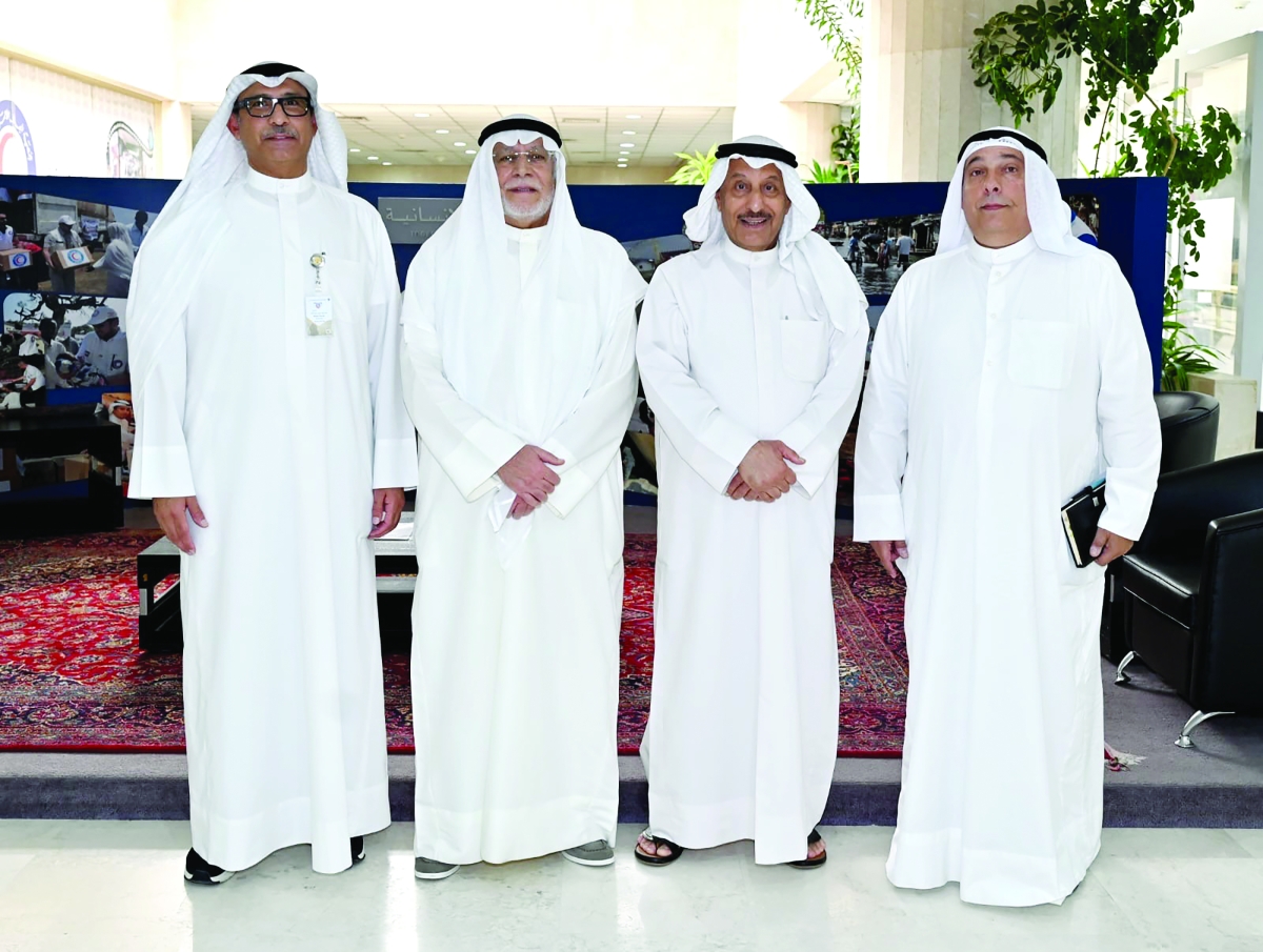 خالد المغامس متوسطا ممثلي جمعية المهندسين الزراعيين