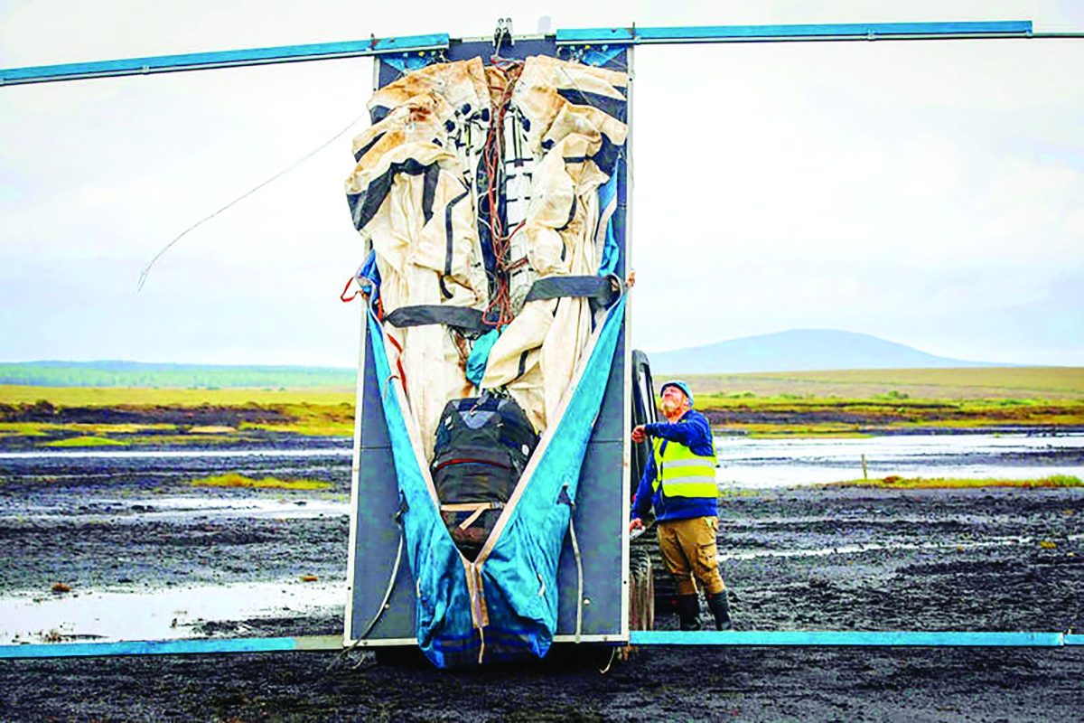 


إعداد طائرة ورقية قبل إطلاقها 